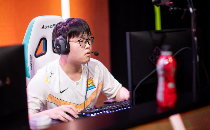 JackeyLove意外战胜曼联,战术调整引爆全场!观众掌声雷动-九游会娱乐平台